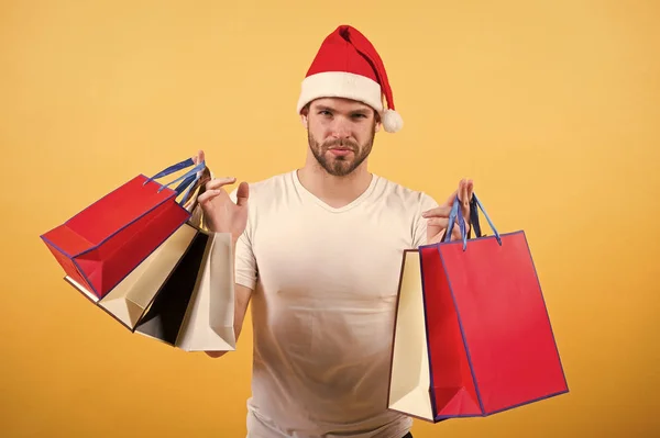 Leverans julklappar. På morgonen innan Xmas. lycklig santa man på gul bakgrund. Online julhandeln. Gott Nytt År. mannen i santa hatt hålla julklapp. Är du färdig — Stockfoto