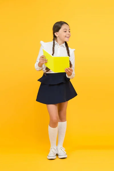 School meisje formele uniform Hold boek. Naar kennis. Leer de volgende regels kennen. Welkom terug naar school. Schoolles. Studie literatuur. Inspirerende citaten motiveren kinderen voor academiejaar vooruit — Stockfoto