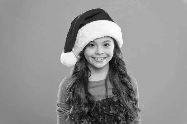 サンタの帽子の女の子の子供。クリスマスのプレゼントだ。子供の頃。新年会。サンタ・クラスの子供。幸せな冬の休日。小さい娘だ。クリスマス・ショッピング。新年を迎えました。青い色の楽しみ — ストック写真