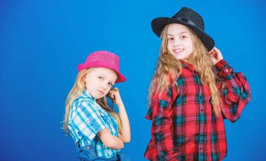 Kim olduklarını içeriden ifade ediyorlar. Şirin görünüşlü küçük kız kardeşler. Küçük sevimli mankenler. Moda kıyafetleri ve aksesuarlar içinde şık çocuklar. Moda aşığı olmak