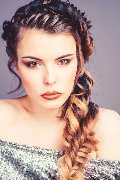 Sexy vrouw met mode-make-up. Beauty Fashion. huidverzorging en make-up. mooie vrouw met luxe haar. beste kapsel. volume haar. kapsalon. modieuze make-up — Stockfoto