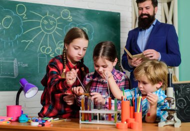 Bilim kulübü Stem eğitimiiçin başarılı bir yaklaşımdır. Deneyim bilgi olur. Grup etkileşimiletişimi. Pratik bilgi. Temel temel bilgi. Arkadaşlarınızla çalışmak eğlencelidir