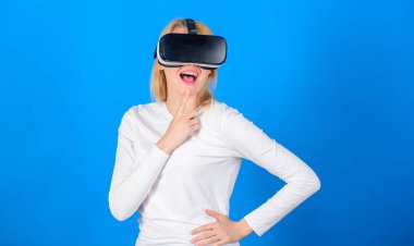 Vr gözlük bakarak neşeli gülümseyen kadın. Sanal gerçeklik kulaklığı olan kadın. Artırılmış dünyayı keşfeden mutlu kadın, dijital arayüzle etkileşime giriyor. Vr gerçeklik.