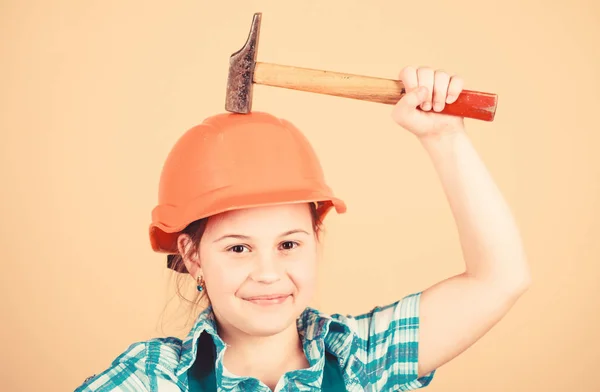 Il giorno del lavoro. 1 maggio. Esperto di sicurezza. Professione futura. Ispettore capo. Riparazione. Bambina in casco con martello. Ragazzino con il cappello duro. riparazione bambina in officina. Meccanico fiducioso — Foto Stock