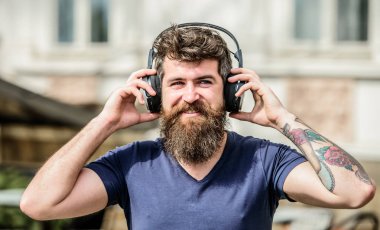 Hipster kulaklıklar mükemmel ses şarkısı keyfini çıkarın. Müzik ile yürüyüş. Müzik enerjik ruh hali için yendi. Yürümek için ritim. Mükemmel müzik çalma listesi. Adam sakallı hipster kulaklıklar müzik dinleme