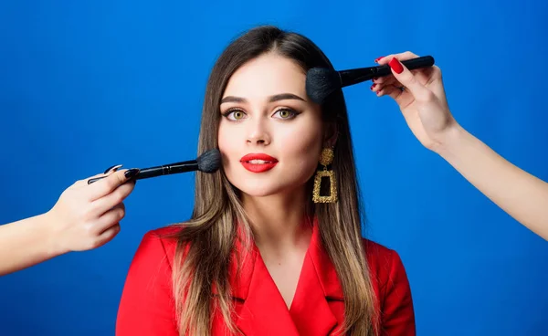 Make-up-Kurse. hinreißende Dame Make-up rote Lippen. Hautpflege. Kosmetikkonzept. Schönheitssalon Gesichtspflege. hübsche Frau beim Schminken Pinsel. perfekter Hautton. atemberaubende Schönheit. Make-up-Geschäft — Stockfoto