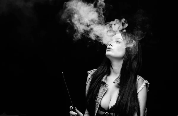 Vaping jest sexy. Dziewczyna mody vaping. Relaks z fajki. Uzależnienie od nikotyny. Atrakcyjny Busty brunetka palenie vaping urządzenie. Dziewczyna vaping. Bar Hookah. Elektroniczny papieros. Biała chmura dymu — Zdjęcie stockowe