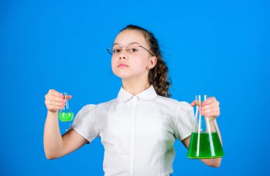 Bilgi günü. Kimyasal sıvıları olan liseli kız. Çocukluk ve yetiştirilme tarzı. Bilgi ve bilgi. Biraz deney. Küçük çocuk çalışması. Eğitim kavramı. Kimya eğlencesi. Temel bilgi