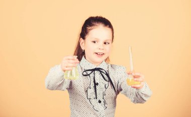 İşe odaklanmak. çocuk çalışma bilogy ders. laboratuvarda bilim araştırması. Küçük bir okul kızı. Okula geri dön. test şişesi ile küçük akıllı kız. eğitim ve bilgi. Çok çalışmak için ilham