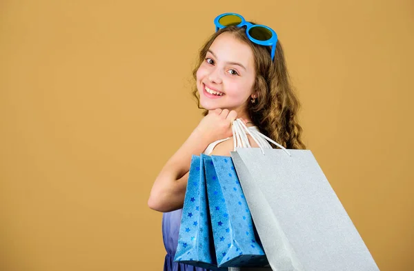 Segunda cibernética. Presente e presentes compram. vendas de verão. Moda de menina pequena. menina de compras feliz com sacos. Black Friday desconto. Feliz aniversário de férias. Beleza. espaço de cópia. Sacos pesados — Fotografia de Stock