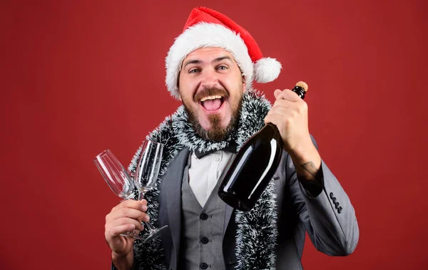 Ας πιούμε σαμπάνια. Το αφεντικό του Αϊ-Βασίλη γιορτάζει το νέο έτος ή τα Χριστούγεννα. Πρόσκληση για Χριστουγεννιάτικο πάρτι. Ο άντρας με το μούσι χαρούμενο χίπη. Γιόρτασε τα Χριστούγεννα. Εταιρικό Χριστουγεννιάτικο πάρτι — Φωτογραφία Αρχείου