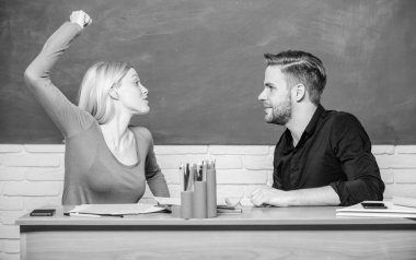 Şiddet ve zorbalık. Grup arkadaşları arasındaki iletişim. Dostluk ve ilişkiler. Uzlaşmacı çözüm. Üniversite ilişkileri. İlişkiler sınıf arkadaşları. Öğrenciler sınıf tebeşir tahtası arka plan iletişim