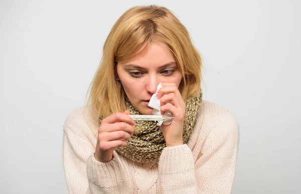 La mujer se siente muy mal estornudando. Niña en bufanda mantenga el termómetro y el tejido de cerca. Remedios contra el resfriado y la gripe Concepto de alta temperatura. Tome la temperatura y evalúe los síntomas. Medir la temperatura —  Fotos de Stock