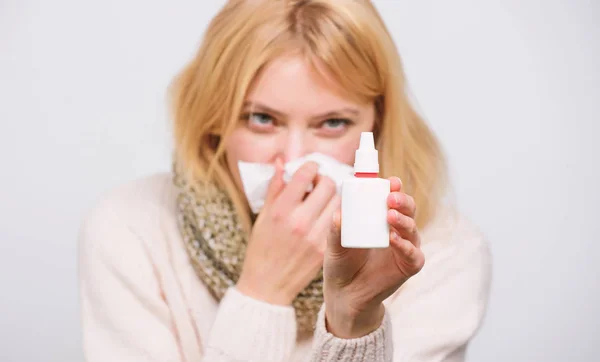 Aliviar o nariz com comichão. Mulher bonito amamentando frio nasal ou alergia. Mulher doente a pulverizar medicamentos no nariz. Tratamento de resfriado comum ou rinite alérgica. Menina insalubre com corrimento nasal usando spray nasal — Fotografia de Stock