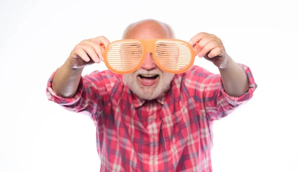 Весела пенсійна концепція. Здоров'я очей. Магазин оптики. Розважатися. Догляд за очима. Старіння і зір. Діагностика захворювань очей і вікових змін. Чоловік зрілий старший бородатий хіпстер носить гігантські сонцезахисні окуляри — стокове фото