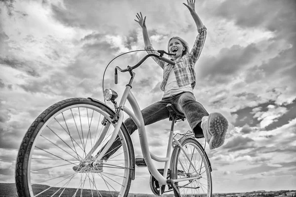 Свобода і захоплення. Жінка почувається вільною, насолоджуючись їздою на велосипеді. Найзадовільніша форма самоперевезення. Велоспорт дає вам відчуття свободи та незалежності. Дівчина їде на велосипедному фоні неба — стокове фото