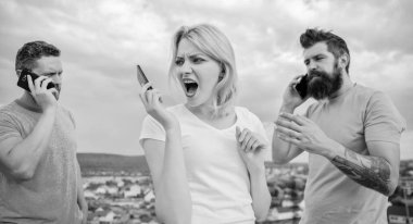 Telefon kullanan arkadaşlar. SM ile gençlerin bir grup yakın çekim