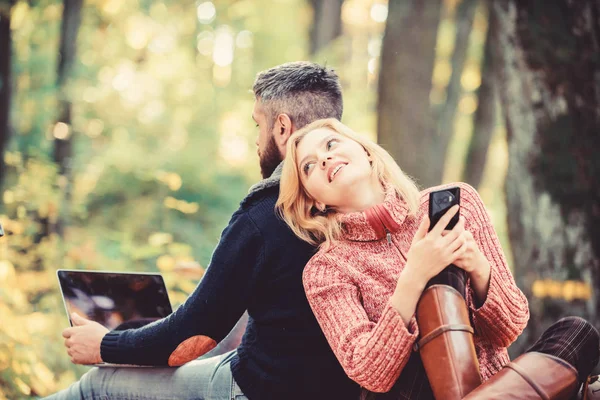 Gelukkig liefdevolle paar ontspannen in Park met mobiele gadgets. Moderne mensen altijd betrokken online communicatie. Internet verslaving. Online leven moderne technologie. Afmelden van alle accounts. Moderne leven — Stockfoto