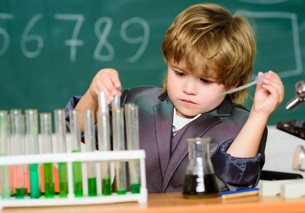 Um rapazinho na aula. De volta à escola. Um rapazinho na escola primária. Um miúdo a aprender química no laboratório da escola. Cientista universitário a estudar ciências. A ciência é a minha vida — Fotografia de Stock