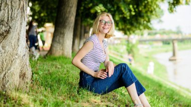 roman yazarından esinlenerek. kitap açık öğrenci kız. okumak benim hobim. Yaz çalışması. ilginç bir hikaye. Rahatlayın ve yeni bilgiler alın. parkta kitap okuyan bir kadın. İlginç kitap.