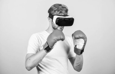 Siber sporcu boks eldivenleri. Adam Vr gözlük oyunu oynamak. Siber spor konsepti. Man boxer sanal gerçeklik kulaklık simülasyonu. Siber antrenör online eğitim. Siber uzayı keşfedin. Artırılmış 3d dünya