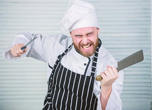 Demasiado sal. chef pronto para cozinhar. Cozinhe no restaurante, uniforme. homem barbudo zangado com faca. Adoro comer comida. homem confiante em avental e chapéu. Profissional na cozinha. cozinha culinária — Fotografia de Stock