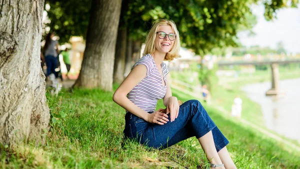 roman yazarından esinlenerek. kitap açık öğrenci kız. okumak benim hobim. Yaz çalışması. ilginç bir hikaye. Rahatlayın ve yeni bilgiler alın. parkta kitap okuyan bir kadın. İlginç kitap.