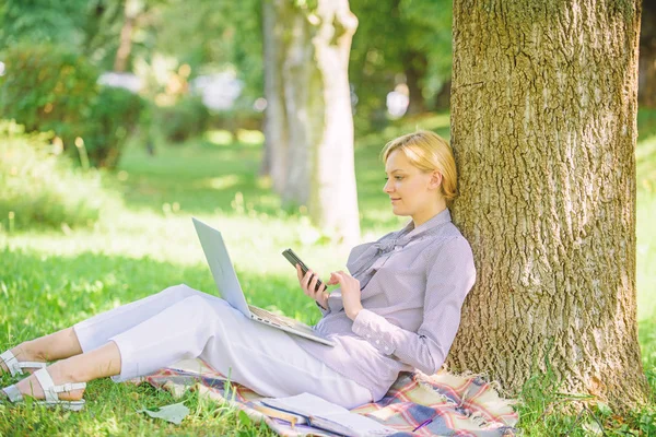 Nő a laptop és okostelefon dolgozik a szabadban. Lány használja a modern technológia az üzleti. A modern technológia több lehetőséget ad a potenciáljának kiaknázni. A lehetőség digitális technológiájának használata — Stock Fotó