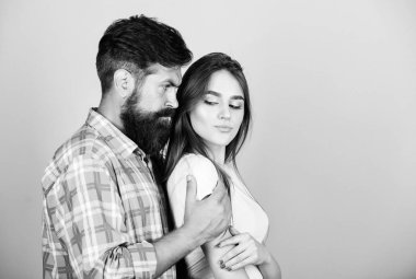 Erkek kucaklaşma güzel bir kadın. Aşk konsepti. Evliliği korumak için destek. Romantik coupe. Aşk hissi. Çok yakın. Esmer kız ile sakallı hipster sarılmak. Tutkusunu hisset. Hassas dokunuş. Aşık şehvetli çift
