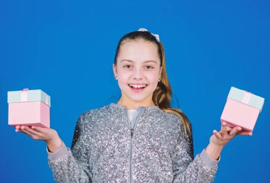 Özel her gün olur. Hediye kutuları mavi arka planlı kız. Kara Cuma. Alışveriş günü. Sevimli çocuk hediye kutuları taşır. Sürpriz hediye kutusu. Doğum günü dilek listesi. Mutluluk dünyası. Bonus seçin