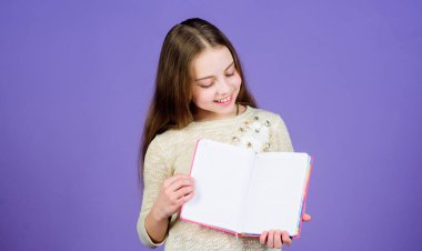 Kız kitap mor arka plan tutun. Çocuk kitap not defterini göster. Kitap konsepti. Çocukluk edebiyatı. Gelişim ve eğitim. Okuma becerisi. Kişisel günlük. Not defteri planlayıcısı. Okul kırtasiye. Daha fazla bilgi edinin