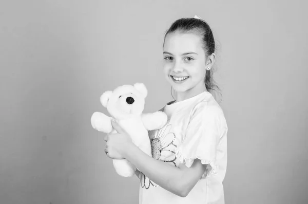 Un amigo imaginario. Niña jugar con juguete suave osito de peluche. Cuidado de niños. Dulce infancia. Concepto de infancia. Preciosa niña pequeña sonriendo cara feliz con juguete favorito. Mejores amigos. Feliz infancia. — Foto de Stock