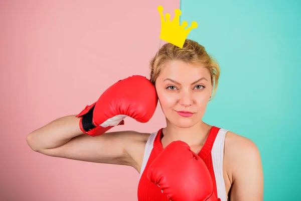 Diventa il migliore nello sport della boxe. Femminile tenera bionda con regina corona indossare guanti da boxe. Combatti per il successo. Palestra VIP. Regina combattente. Guanto da boxe donna e corona simbolo della principessa. Regina dello sport — Foto Stock