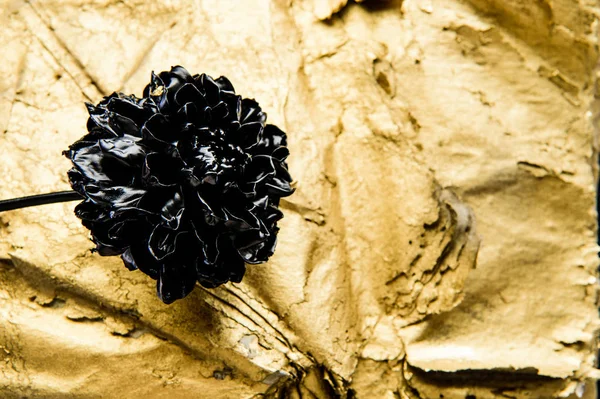 Beleza eterna. Conceito de botânica. Bela flor de prata. Loja de flores. Aço metálico ou cor dourada. Flor coberta de tinta metálica de perto. Flor de metal. Arte abstrata. Forjamento e escultura — Fotografia de Stock