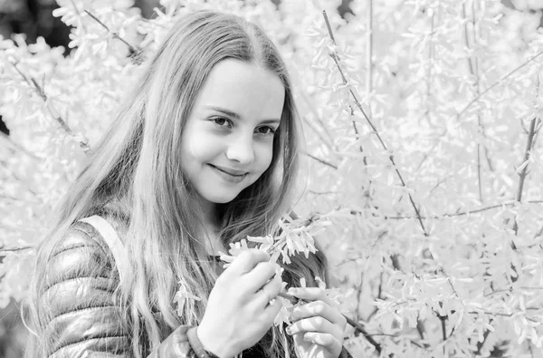 Natureza de verão. Beleza natural. Felicidade infantil. criança feliz com flor arbusto amarelo. menina cheirar flores florescendo. Férias. Dia das mulheres. espaço de cópia. É tempo de primavera — Fotografia de Stock