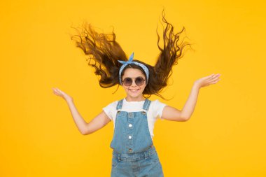 Kolaylığın tadını çıkar. Çocuk kıyafetleri butiği. Yaz aksesuarları. Yaz trendi. Küçük moda. Sevimli küçük çocuk moda kız. Yaz tatili konsepti. Kız uzun kıvırcık saç güneş gözlüğü başörtüsü bağlı