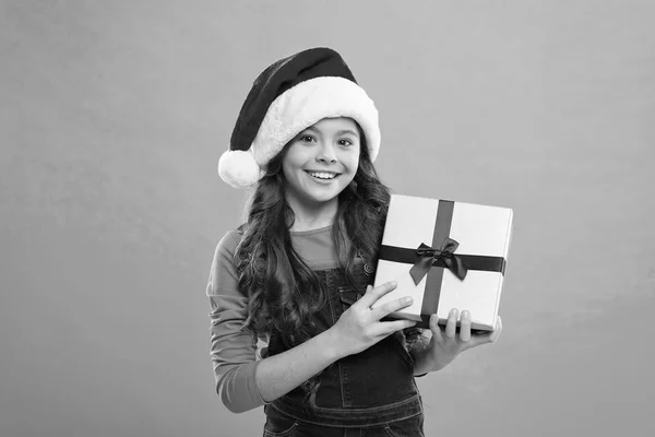 İyi tatiller. Küçük kız. Xmas için hediye. Çocukluk. Noel alışverişi. Noel Baba şapkalı küçük kız. Yeni yıl partisi. Noel Baba çocuğu. Sevgili Noel Baba. Noel 'inizi neşeyle süsleyin — Stok fotoğraf