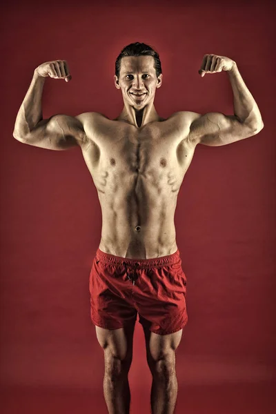 提高自己。马乔很帅, 肌肉发达的躯干。男子肌肉发达的运动员自信地站着。有吸引力的家伙肌肉胸部。以优异的身材而自豪。肌肉健美的概念。健康强壮 — 图库照片