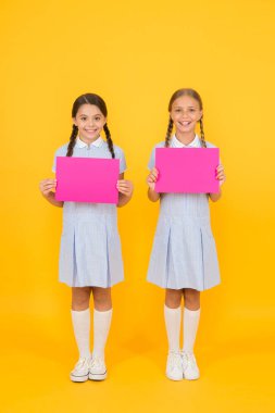 Ürünün tanıtımı. Bunu oku. Yaklaşan olay. Kızlar düzenli elbise afiş tutun. Kız öğrenciler poster kopyalama alanı tutarlar. Haber bilgileri. Değişiklikler geliyor. Okul konseptine geri dönelim. Schoolgirl öğrenci gösterisi posteri