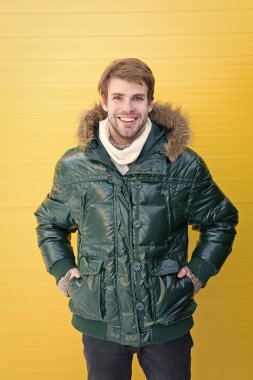 Düzgün giyinmek. Soğuk hava tarzında moda adam. Kapüşonlu palto giyen yakışıklı bir adam. Moda modeli sıcaklık ve konfor zevk. Soğuk kış koşulları için gündelik moda ceket