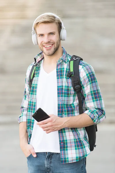 A tecnologia educacional usa software de hardware físico e teoria educacional. Educação universitária. Vida universitária. Fones de ouvido de estudante universitário smartphone. Ouça música. Livro áudio. Moderno e digital — Fotografia de Stock