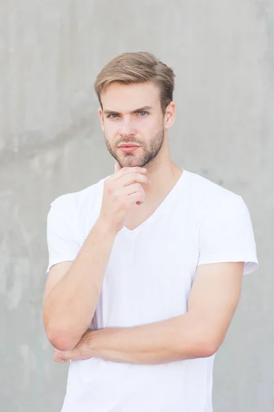 Hermoso hombre caucásico fondo gris. Rasgos ideales que hacen al hombre físicamente atractivo. Tipo barbudo estilo casual de cerca. Estándares de belleza masculinos. Hombre guapo sin afeitar peinado elegante cara — Foto de Stock