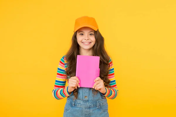 Educación fuera del currículo estructurado. Concepto de educación informal. Niño feliz chica sonriente con bloc de notas disfrutar de estudiar la atmósfera no formal. Únete al club de literatura escolar. La educación es divertida — Foto de Stock