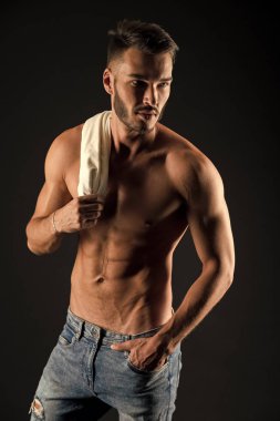 Eğer için soyunmak. Kendine güvenen yüzündeki seksi kas vücut ile sporcu. Adam kas gövde gergin kasları damarlar cep denim pantolon içinde el. Maço kas göğüs siyah arka plan çekici görünüyor