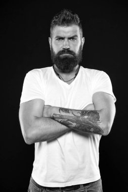 Uzun sakalı iyi çalışıyor. Siyah arka plan üzerinde sakallı vahşi beyaz adam. Şık bıyık lı ve sakallı sakallı adam. Dokulu sakal saç ile traşsız hipster