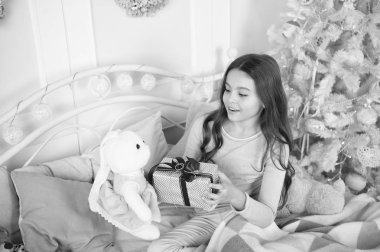 küçük kız çocuk xmas hediyesi seviyor. Xmas önce sabah. Yeni yıl tatili. Noel. Çocuk tatil keyfini çıkarın. Yeni Yılınız Kutlu Olsun. Noel mutlu küçük kız. Mutlu bir yeni yıl dileğiyle