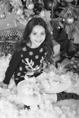 Xmas önce sabah. Noel Baba'yı bekliyorum. Xmas. Noel aile tatili. Yeni Yılınız Kutlu Olsun. Noel alışveriş. Sevimli küçük çocuk kızla xmas hediyesi. Yılbaşı parti zamanı