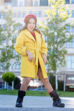 Rayları atla. En sevdiği grup. Kulaklıklı şehir geçmişi olan bir kız. Müziğin etkisi. Sonbahar çocuk kıyafetleri müziğin tadını çıkarıyor. Gençlik müziğinin tadı. Müzik dinleyen küçük kız favori şarkının tadını çıkar