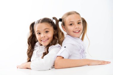 Tek kelimeyle güzel. Neşeli, zeki liseli kızlar. Beyazlar içinde mutlu liseli kızlar. Okul üniforması içinde gülümseyen küçük okul kızları. Uzun at kuyruklu ve alımlı sevimli okul kızları.