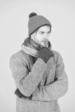 Kış modası örgü giysiler. Şapka eldivenleri ve eşarp kış modası. Adam örülmüş turkuaz aksesuar giyiyor. Kış aksesuarları konsepti. Şapka ve eşarp olarak örülmüş aksesuarlar